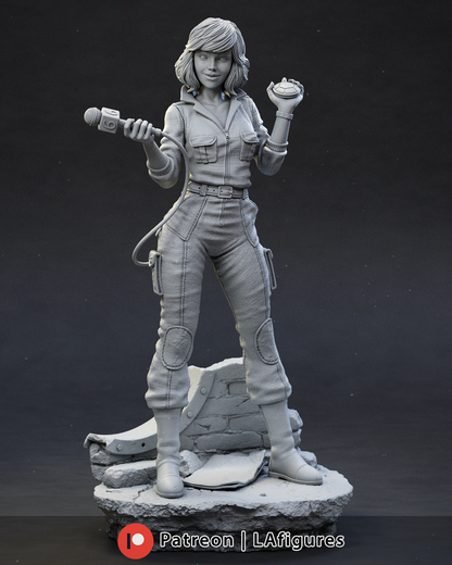 Red Head News Reporter - 1/10 Scale Statue